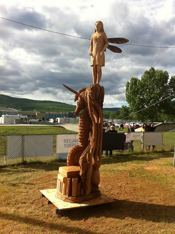 Chainsaw carving