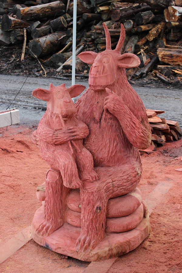 Chainsaw carving