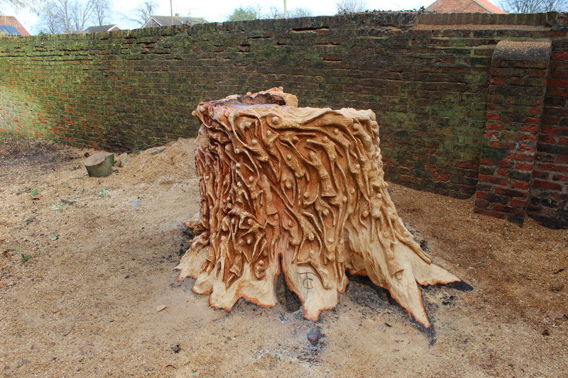Chainsaw carving