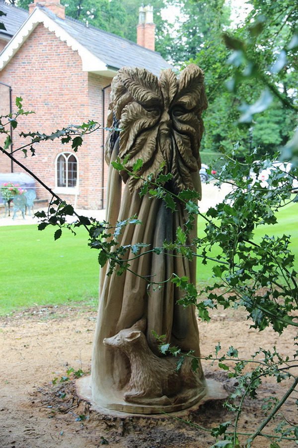 Chainsaw carving