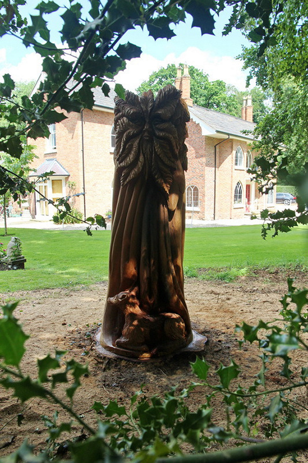 Chainsaw carving