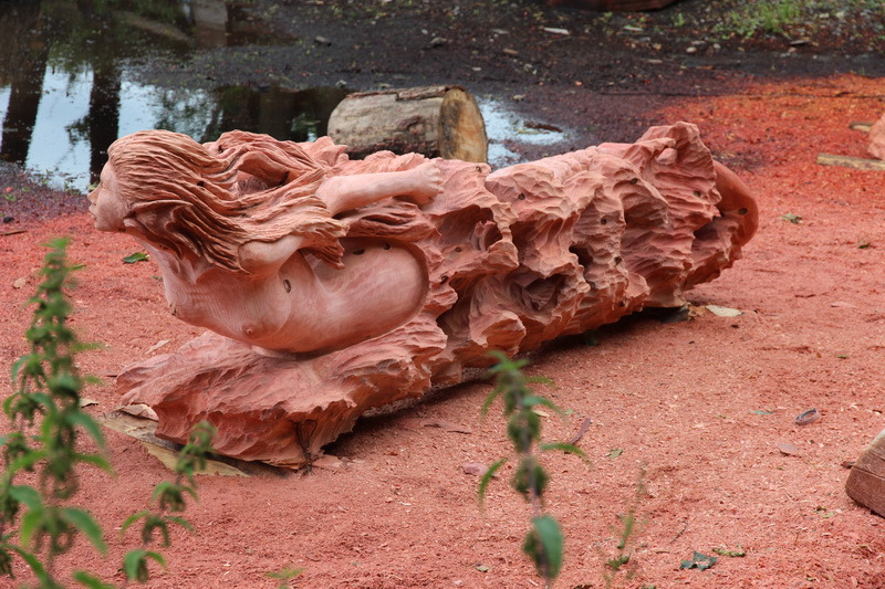 Chainsaw carving