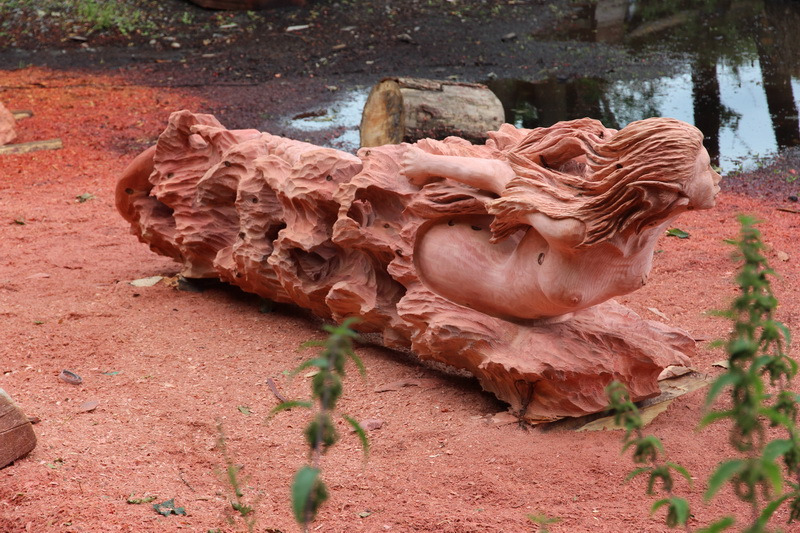 Chainsaw carving