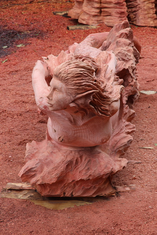 Chainsaw carving