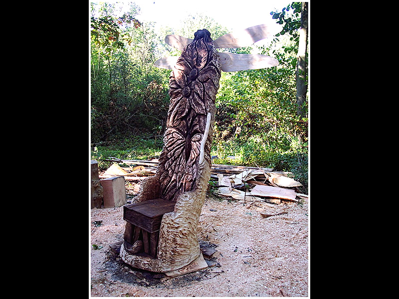 picture of eagle carving