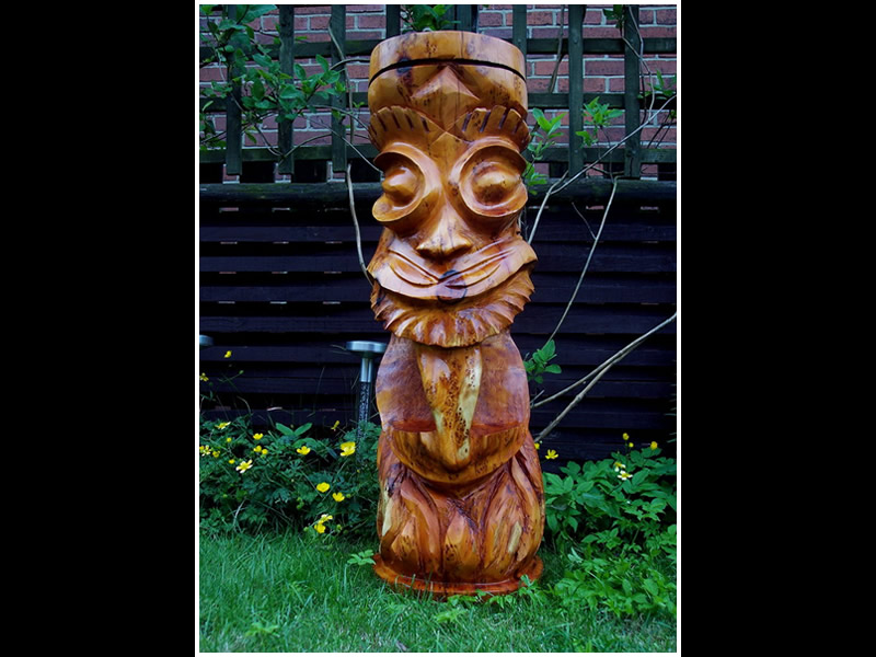 picture of tiki carving