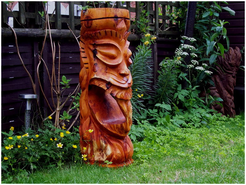 picture of tiki carving