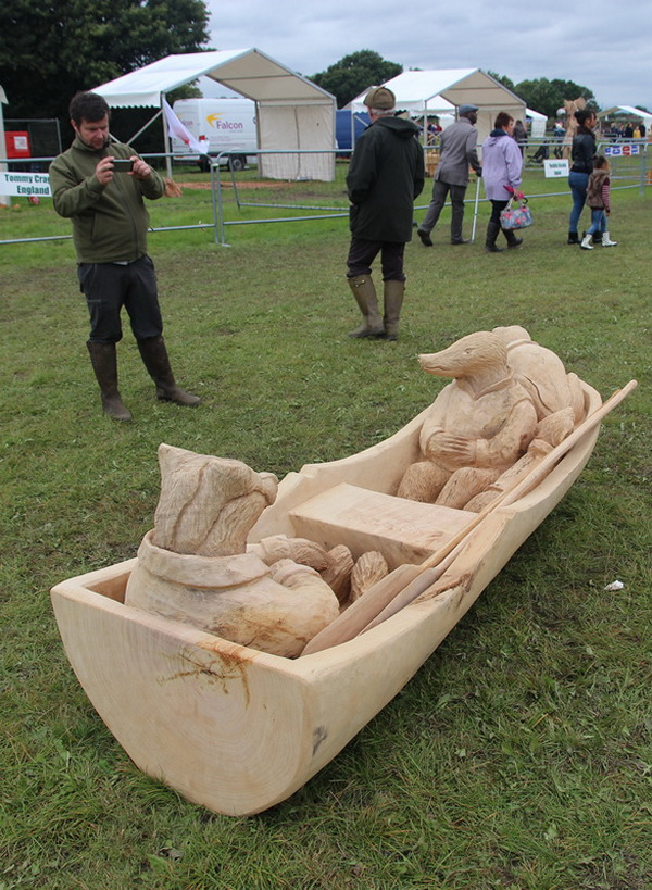 Chainsaw carving